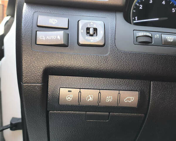 Белый Лексус ЛХ, объемом двигателя 5.66 л и пробегом 169 тыс. км за 37999 $, фото 33 на Automoto.ua