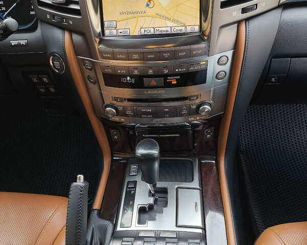 Белый Лексус ЛХ, объемом двигателя 5.7 л и пробегом 169 тыс. км за 37999 $, фото 36 на Automoto.ua