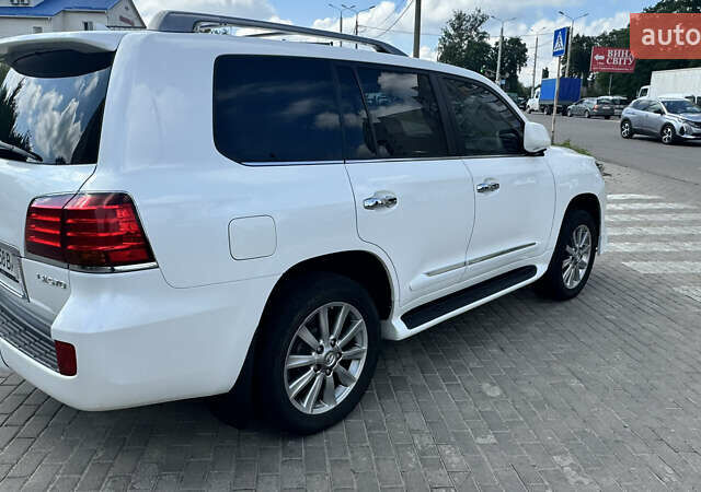 Белый Лексус ЛХ, объемом двигателя 5.66 л и пробегом 173 тыс. км за 30500 $, фото 1 на Automoto.ua