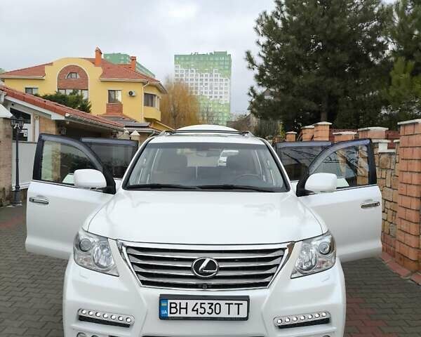 Белый Лексус ЛХ, объемом двигателя 5.7 л и пробегом 169 тыс. км за 37999 $, фото 3 на Automoto.ua