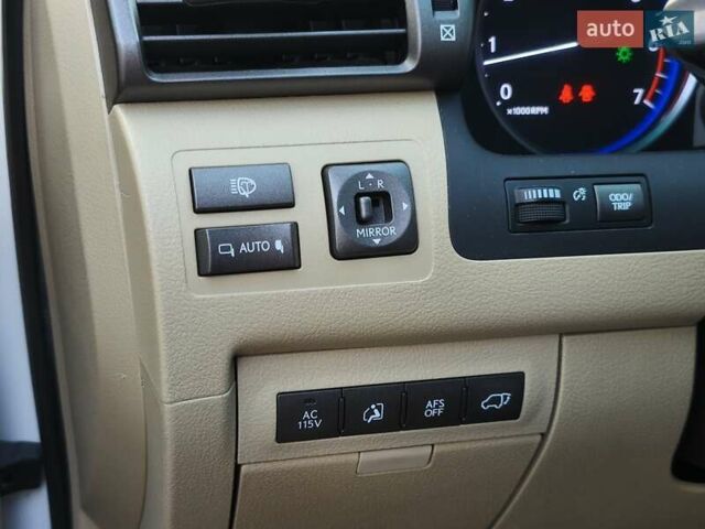 Белый Лексус ЛХ, объемом двигателя 5.66 л и пробегом 208 тыс. км за 25500 $, фото 18 на Automoto.ua