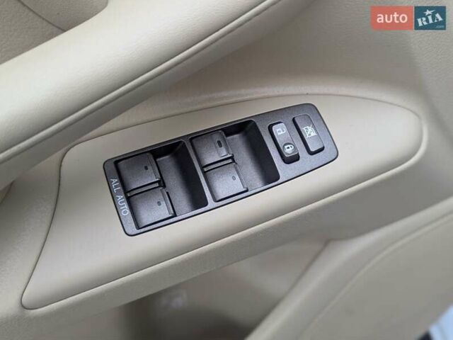 Белый Лексус ЛХ, объемом двигателя 5.7 л и пробегом 260 тыс. км за 24000 $, фото 17 на Automoto.ua