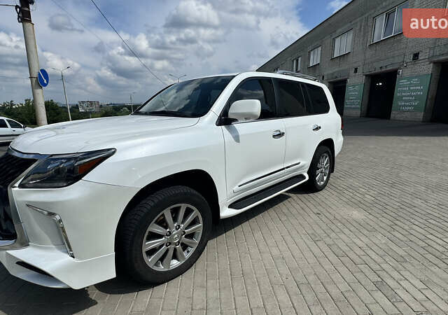 Белый Лексус ЛХ, объемом двигателя 5.66 л и пробегом 173 тыс. км за 30500 $, фото 5 на Automoto.ua