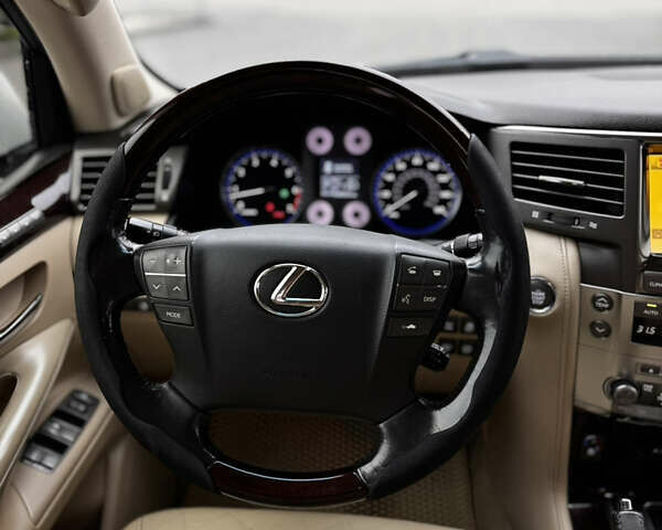 Белый Лексус ЛХ, объемом двигателя 5.66 л и пробегом 287 тыс. км за 28900 $, фото 9 на Automoto.ua