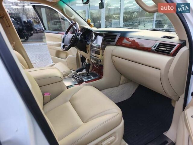 Белый Лексус ЛХ, объемом двигателя 5.66 л и пробегом 208 тыс. км за 25500 $, фото 14 на Automoto.ua