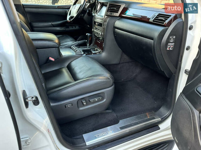 Белый Лексус ЛХ, объемом двигателя 5.66 л и пробегом 192 тыс. км за 29999 $, фото 27 на Automoto.ua