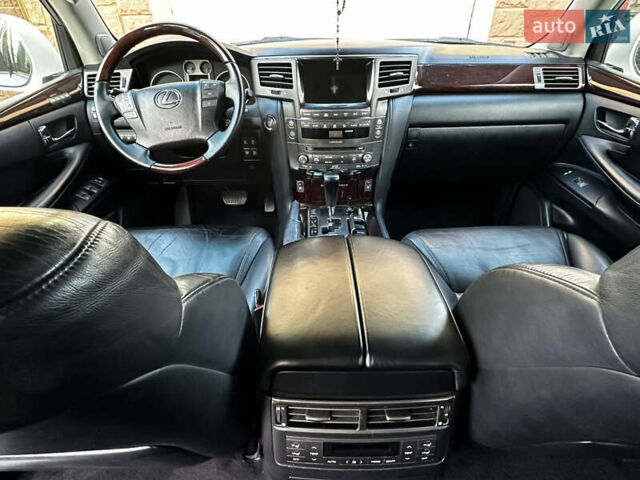 Белый Лексус ЛХ, объемом двигателя 5.66 л и пробегом 192 тыс. км за 29999 $, фото 17 на Automoto.ua