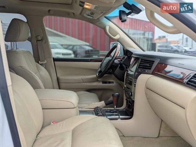 Белый Лексус ЛХ, объемом двигателя 5.7 л и пробегом 260 тыс. км за 24000 $, фото 7 на Automoto.ua