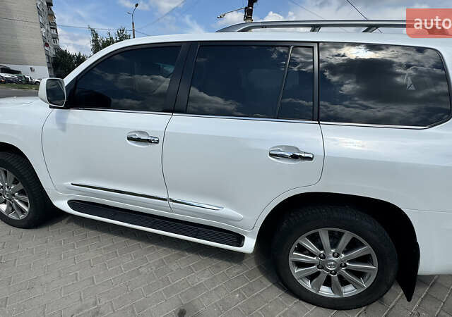 Белый Лексус ЛХ, объемом двигателя 5.66 л и пробегом 173 тыс. км за 30500 $, фото 6 на Automoto.ua