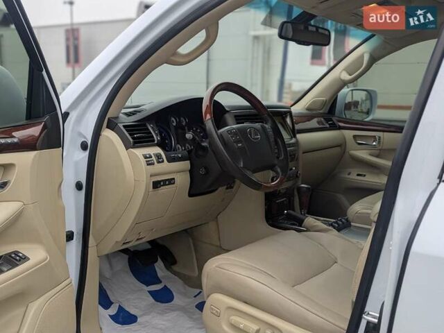 Белый Лексус ЛХ, объемом двигателя 5.7 л и пробегом 260 тыс. км за 24000 $, фото 6 на Automoto.ua