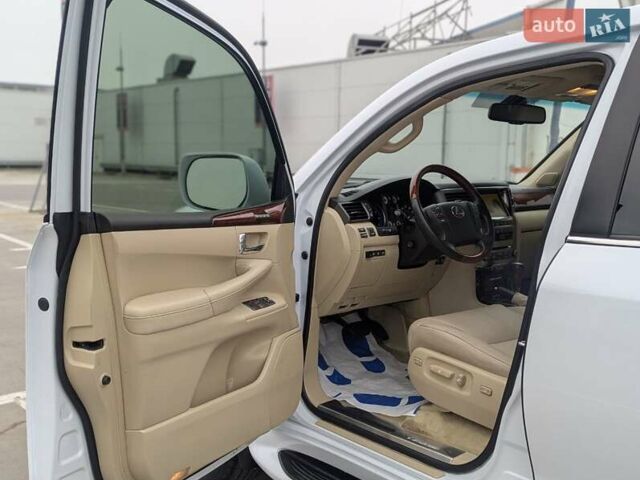 Белый Лексус ЛХ, объемом двигателя 5.7 л и пробегом 260 тыс. км за 24000 $, фото 5 на Automoto.ua