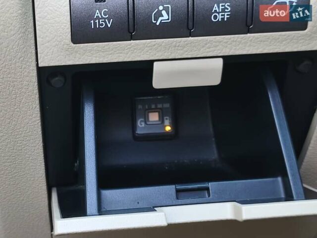 Белый Лексус ЛХ, объемом двигателя 5.66 л и пробегом 208 тыс. км за 25500 $, фото 23 на Automoto.ua