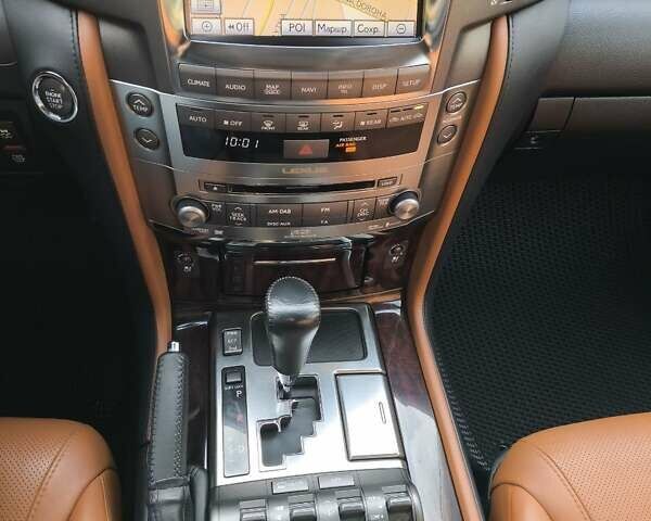 Белый Лексус ЛХ, объемом двигателя 5.7 л и пробегом 169 тыс. км за 37999 $, фото 37 на Automoto.ua