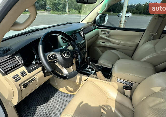 Белый Лексус ЛХ, объемом двигателя 5.66 л и пробегом 173 тыс. км за 30500 $, фото 9 на Automoto.ua