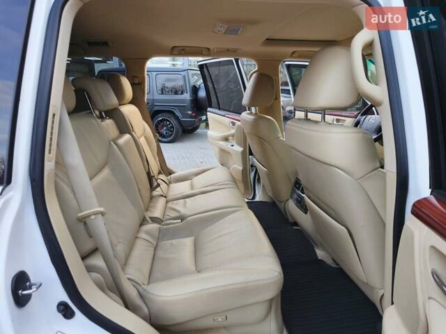 Белый Лексус ЛХ, объемом двигателя 5.66 л и пробегом 208 тыс. км за 25500 $, фото 13 на Automoto.ua