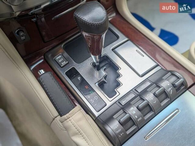 Белый Лексус ЛХ, объемом двигателя 5.7 л и пробегом 260 тыс. км за 24000 $, фото 12 на Automoto.ua