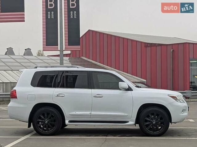 Белый Лексус ЛХ, объемом двигателя 5.7 л и пробегом 260 тыс. км за 24000 $, фото 3 на Automoto.ua