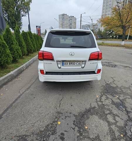 Белый Лексус ЛХ, объемом двигателя 5.66 л и пробегом 270 тыс. км за 30000 $, фото 3 на Automoto.ua
