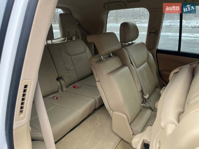 Белый Лексус ЛХ, объемом двигателя 5.66 л и пробегом 197 тыс. км за 27750 $, фото 6 на Automoto.ua