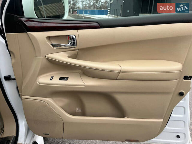 Белый Лексус ЛХ, объемом двигателя 5.66 л и пробегом 197 тыс. км за 27750 $, фото 8 на Automoto.ua