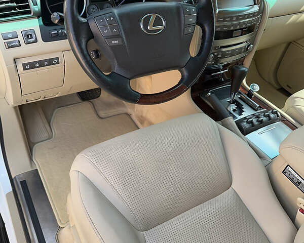 Белый Лексус ЛХ, объемом двигателя 5.66 л и пробегом 410 тыс. км за 29999 $, фото 13 на Automoto.ua