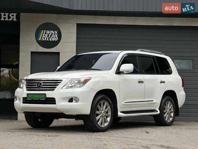 Белый Лексус ЛХ, объемом двигателя 5.66 л и пробегом 250 тыс. км за 26900 $, фото 1 на Automoto.ua