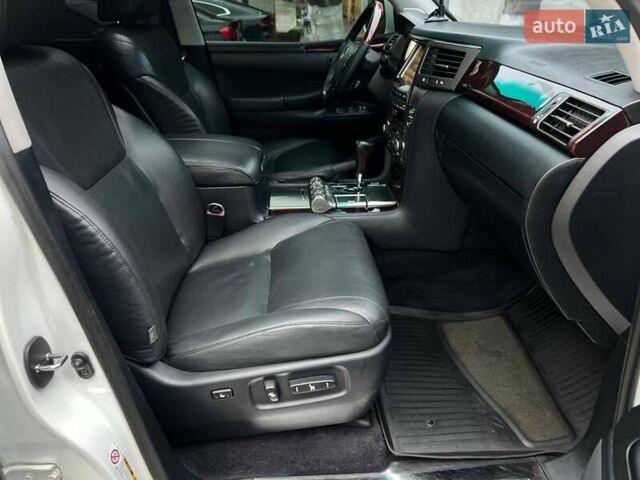 Белый Лексус ЛХ, объемом двигателя 5.66 л и пробегом 250 тыс. км за 26900 $, фото 15 на Automoto.ua