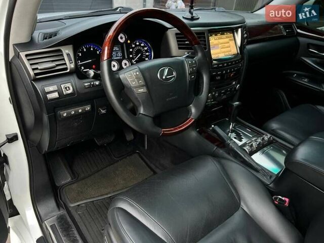 Белый Лексус ЛХ, объемом двигателя 5.66 л и пробегом 250 тыс. км за 26900 $, фото 13 на Automoto.ua