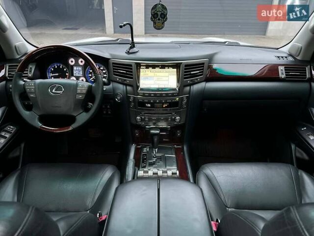 Белый Лексус ЛХ, объемом двигателя 5.66 л и пробегом 250 тыс. км за 26900 $, фото 24 на Automoto.ua