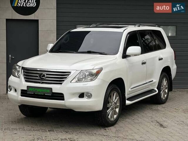 Белый Лексус ЛХ, объемом двигателя 5.66 л и пробегом 250 тыс. км за 26900 $, фото 2 на Automoto.ua