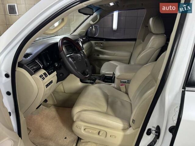 Белый Лексус ЛХ, объемом двигателя 5.66 л и пробегом 200 тыс. км за 33333 $, фото 15 на Automoto.ua