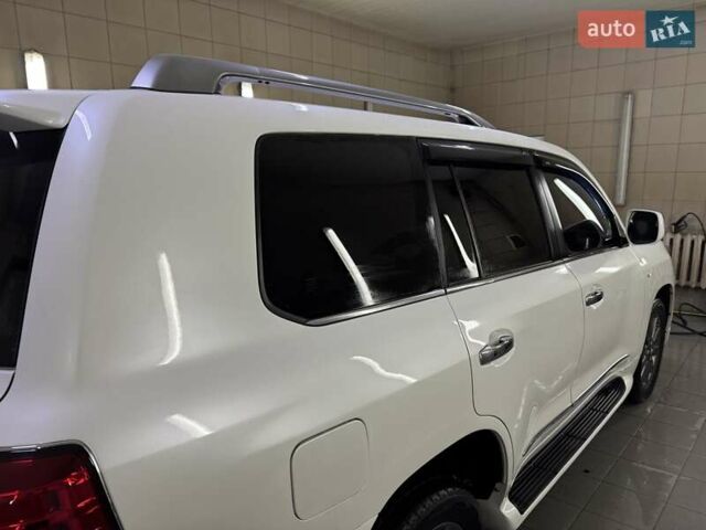 Белый Лексус ЛХ, объемом двигателя 5.66 л и пробегом 200 тыс. км за 33333 $, фото 12 на Automoto.ua