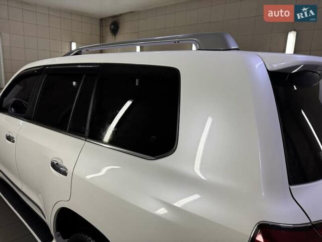Белый Лексус ЛХ, объемом двигателя 5.66 л и пробегом 200 тыс. км за 33333 $, фото 14 на Automoto.ua