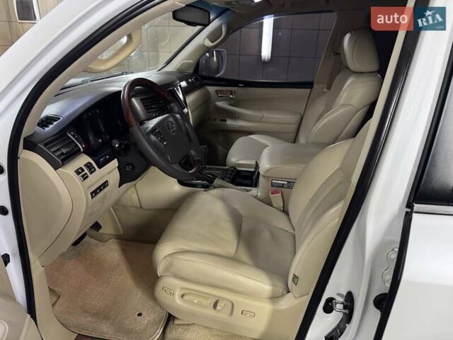 Белый Лексус ЛХ, объемом двигателя 5.66 л и пробегом 200 тыс. км за 33333 $, фото 16 на Automoto.ua
