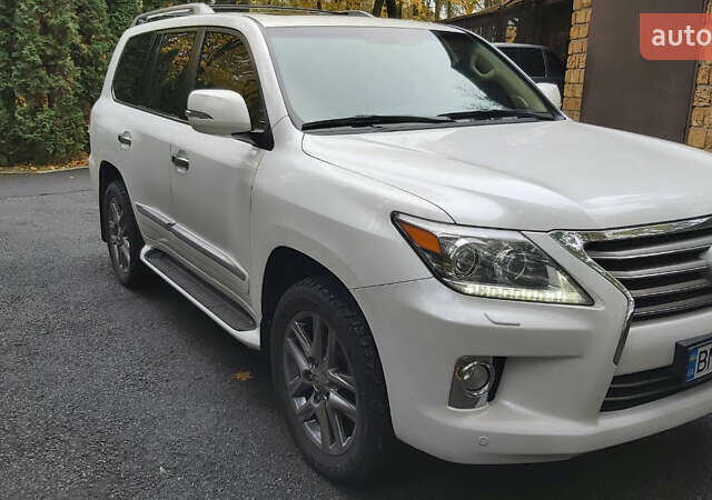 Белый Лексус ЛХ, объемом двигателя 5.66 л и пробегом 101 тыс. км за 47000 $, фото 4 на Automoto.ua