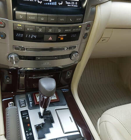 Белый Лексус ЛХ, объемом двигателя 5.66 л и пробегом 101 тыс. км за 47000 $, фото 7 на Automoto.ua