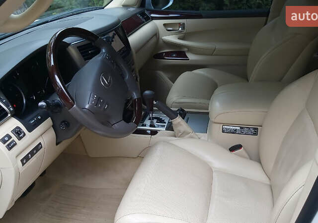 Белый Лексус ЛХ, объемом двигателя 5.66 л и пробегом 101 тыс. км за 47000 $, фото 5 на Automoto.ua