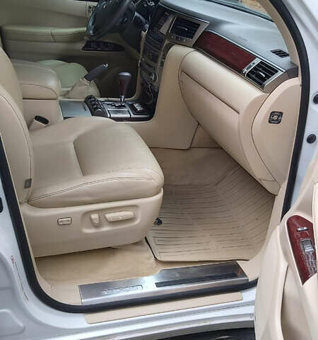 Белый Лексус ЛХ, объемом двигателя 5.66 л и пробегом 101 тыс. км за 47000 $, фото 6 на Automoto.ua