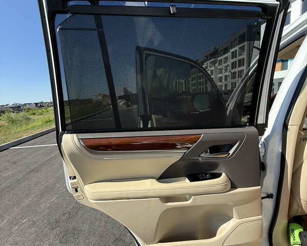 Белый Лексус ЛХ, объемом двигателя 4.46 л и пробегом 235 тыс. км за 56900 $, фото 20 на Automoto.ua