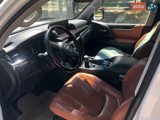Белый Лексус ЛХ, объемом двигателя 0 л и пробегом 210 тыс. км за 61000 $, фото 6 на Automoto.ua