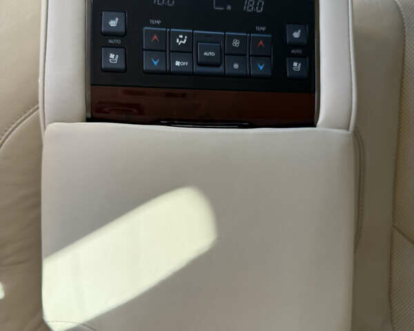 Белый Лексус ЛХ, объемом двигателя 4.46 л и пробегом 235 тыс. км за 56900 $, фото 18 на Automoto.ua