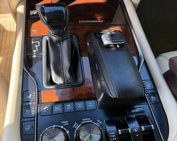 Белый Лексус ЛХ, объемом двигателя 4.46 л и пробегом 235 тыс. км за 56900 $, фото 16 на Automoto.ua