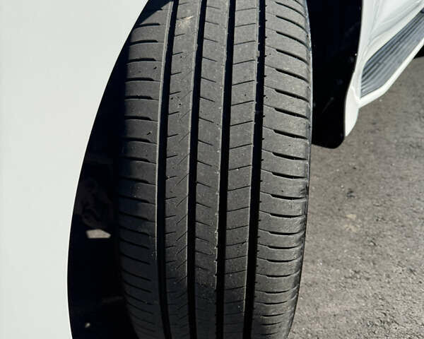 Белый Лексус ЛХ, объемом двигателя 4.46 л и пробегом 235 тыс. км за 56900 $, фото 23 на Automoto.ua