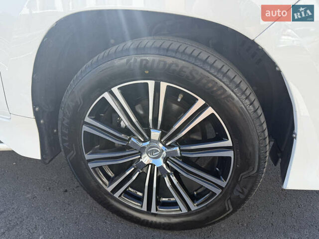 Белый Лексус ЛХ, объемом двигателя 4.46 л и пробегом 235 тыс. км за 56900 $, фото 22 на Automoto.ua