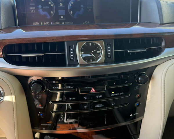 Белый Лексус ЛХ, объемом двигателя 4.46 л и пробегом 235 тыс. км за 56900 $, фото 15 на Automoto.ua