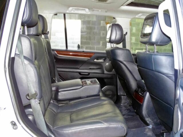 Белый Лексус ЛХ, объемом двигателя 5.7 л и пробегом 75 тыс. км за 40000 $, фото 10 на Automoto.ua