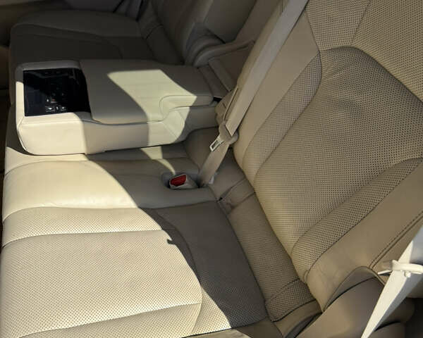 Белый Лексус ЛХ, объемом двигателя 4.46 л и пробегом 235 тыс. км за 57900 $, фото 17 на Automoto.ua