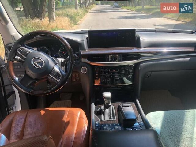 Белый Лексус ЛХ, объемом двигателя 0 л и пробегом 210 тыс. км за 61000 $, фото 7 на Automoto.ua