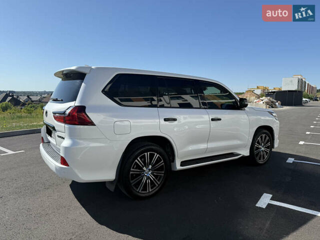 Белый Лексус ЛХ, объемом двигателя 4.46 л и пробегом 235 тыс. км за 56900 $, фото 6 на Automoto.ua