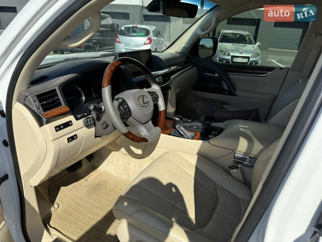 Белый Лексус ЛХ, объемом двигателя 4.46 л и пробегом 235 тыс. км за 56900 $, фото 13 на Automoto.ua